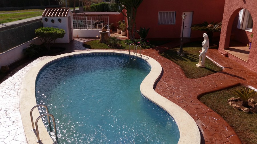 Piscina renovada y alrededor hormigon impreso
