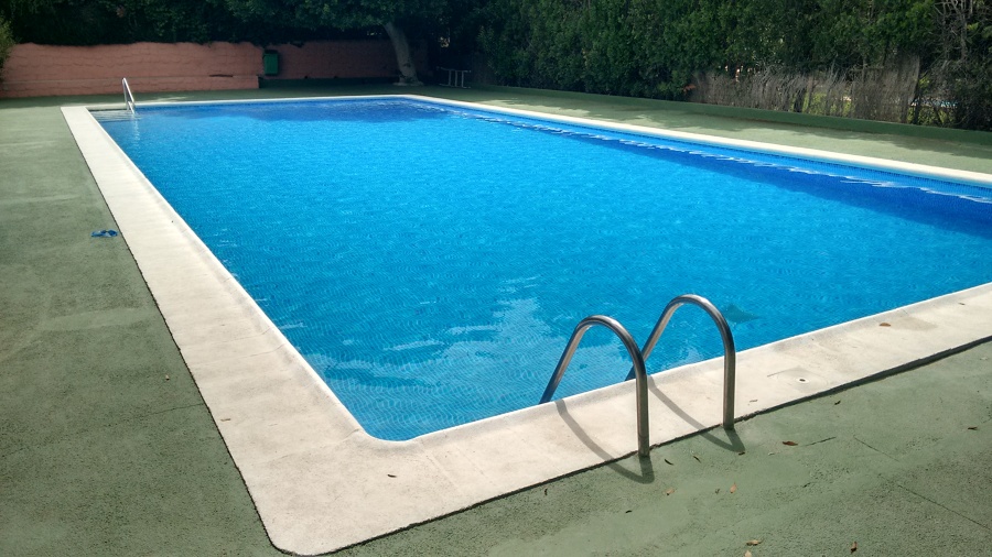 piscina reparada y llenada