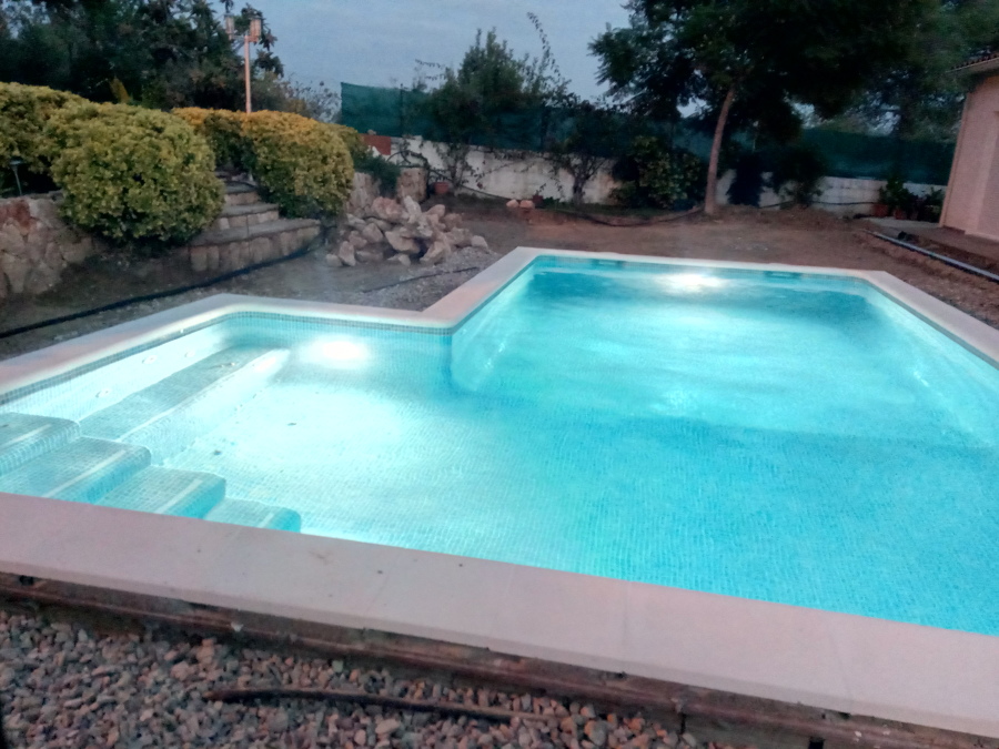 Piscina terminada e iluminada.