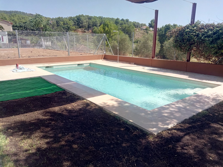 Piscina terminada y llena.