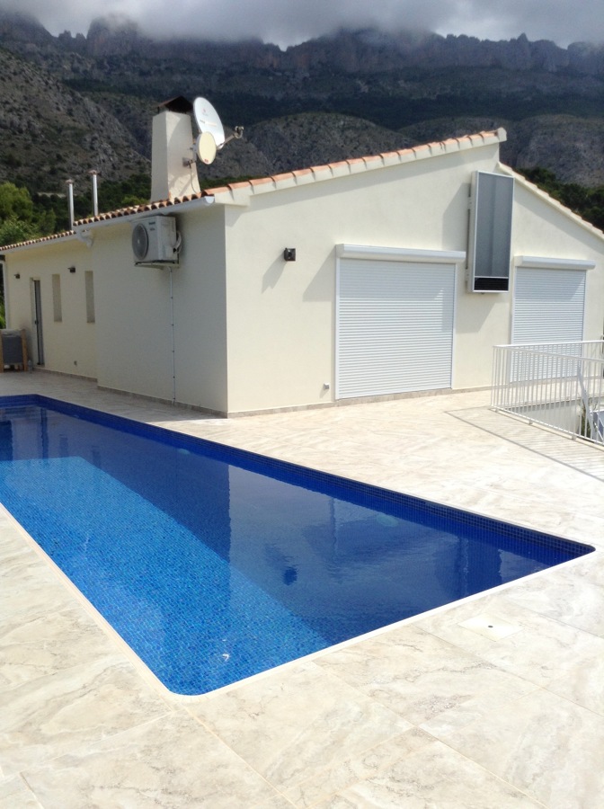 Piscina terraza y fachada