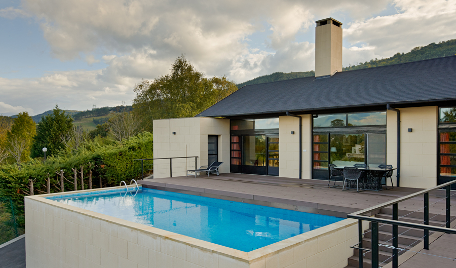 Piscina y accesos a la zona de estar