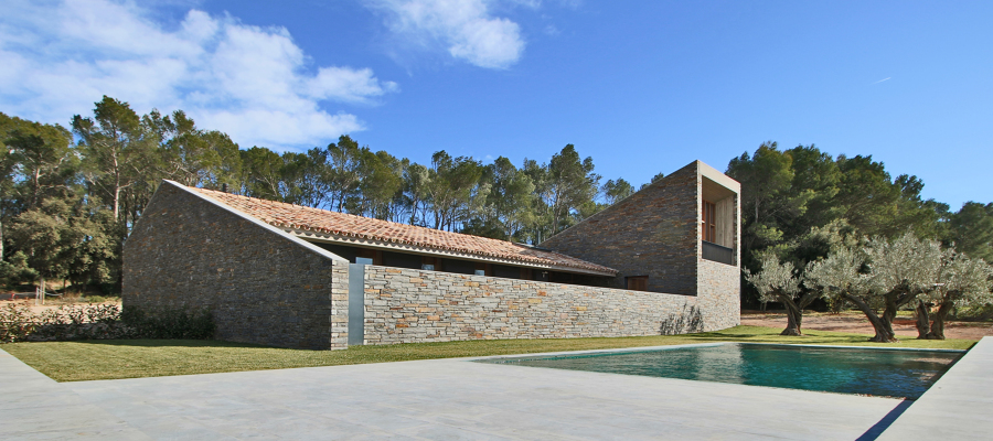 Piscina y casa