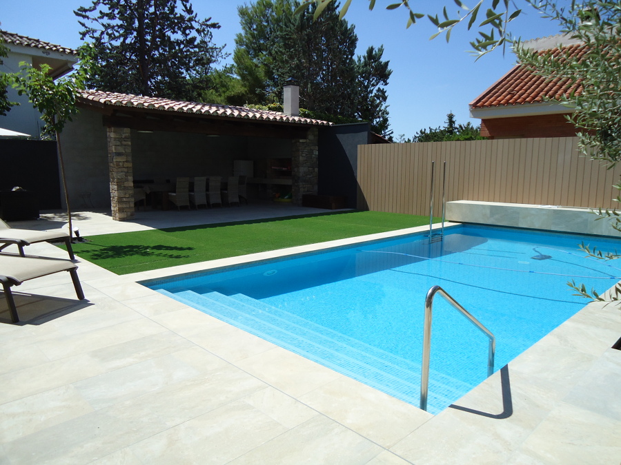 piscina y pérgola