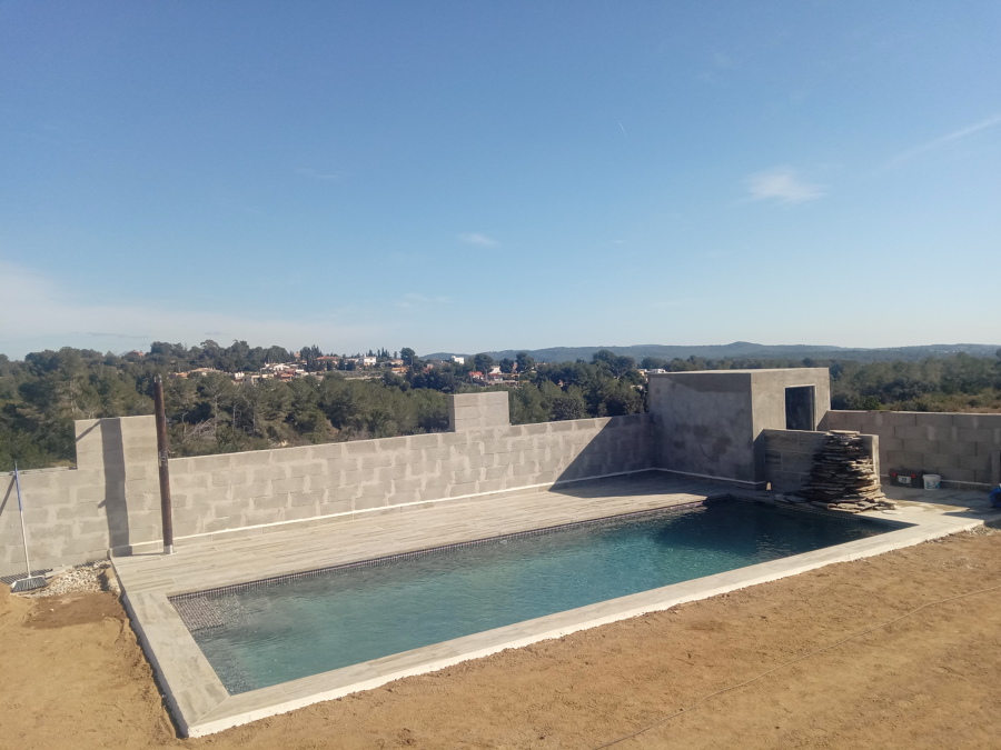 Piscina y su entorno.