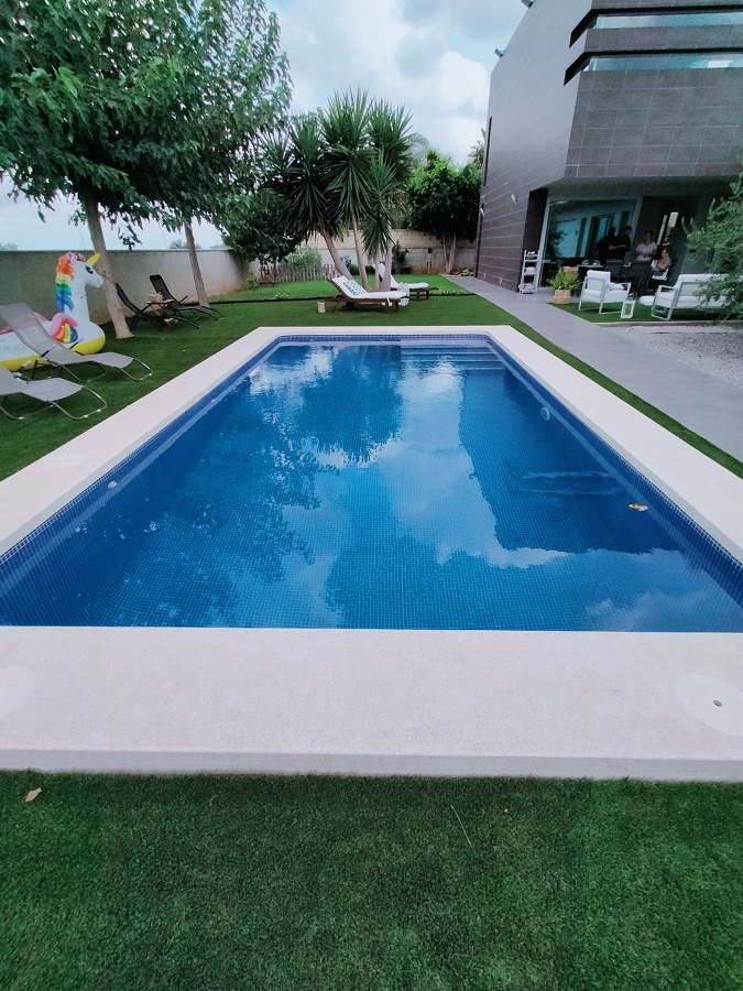 Piscina y vivienda