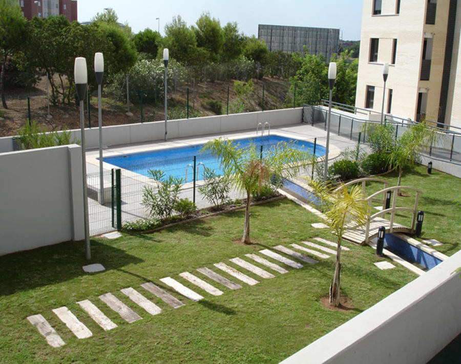 Piscina y zona ajardinada