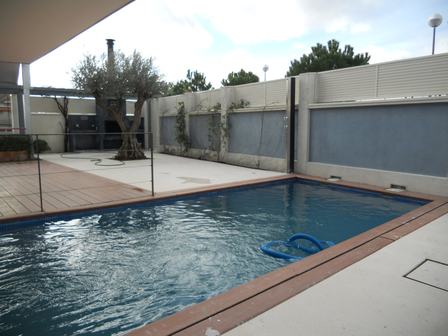 Piscina y zona de barbacoa