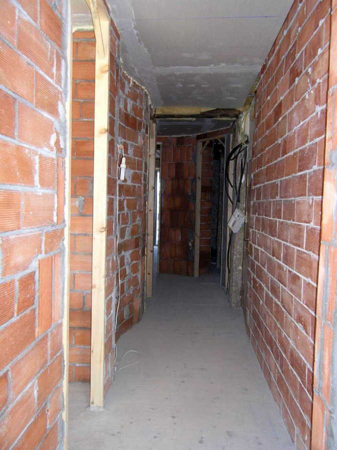 Piso Colindres pasillo obra