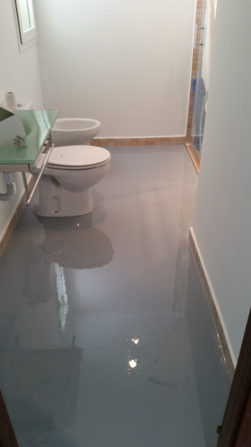 Piso de baño terminado con resina epoxi color gris 