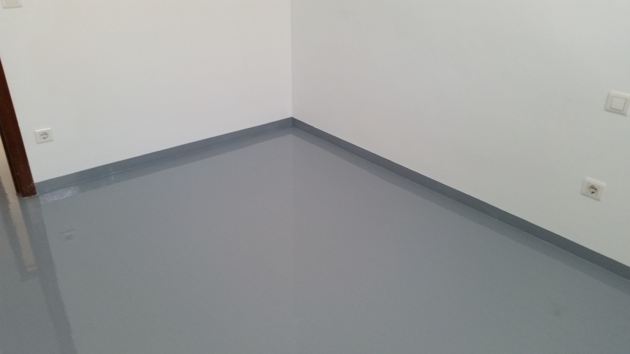 Piso de dormitorio terminado con resina epoxi color gris 