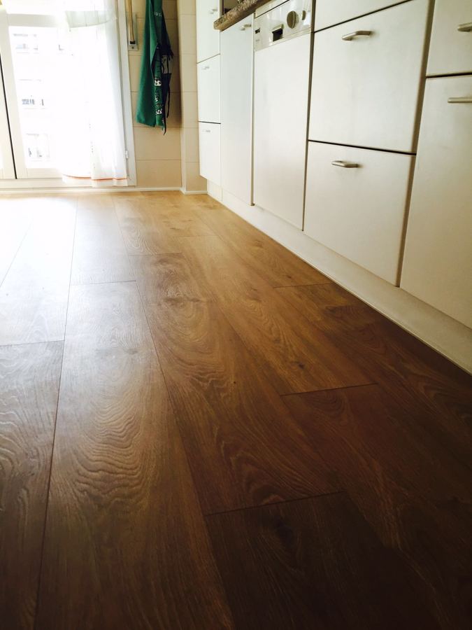 + Piso particular. Suelo laminado con manta acústica y lacado de puertas en blanco.