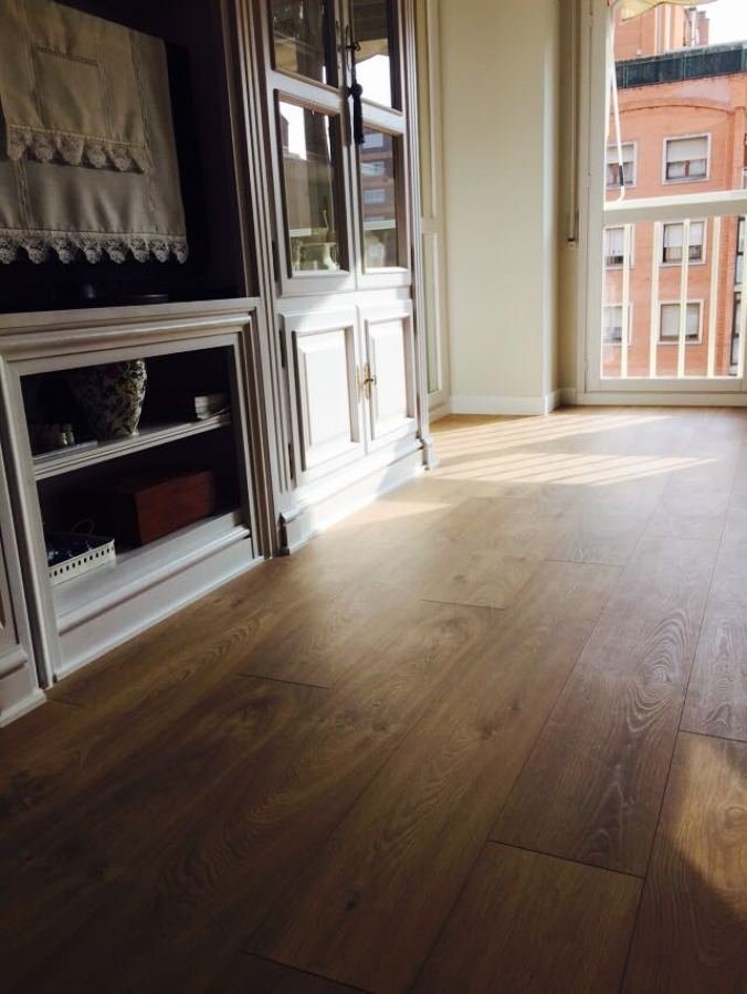 + Piso particular. Suelo laminado con manta acústica y lacado de puertas en blanco.