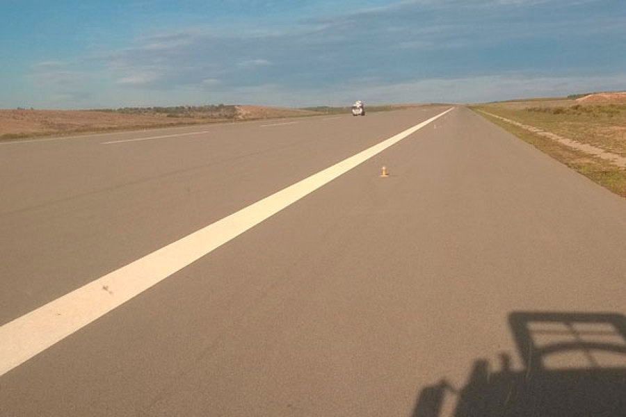 Pista del aeropuerto de Castellón durante limpieza