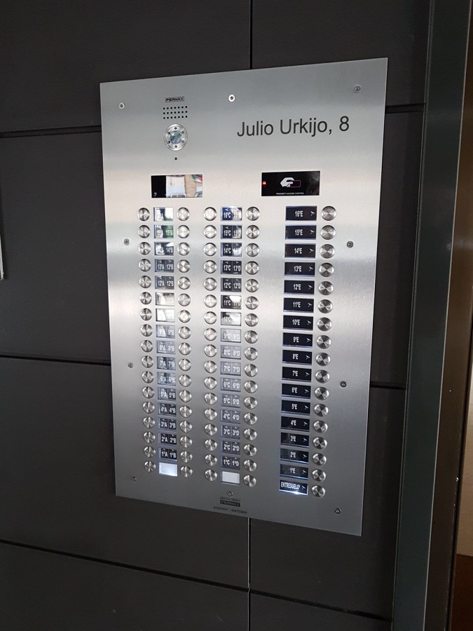 Placa antivandálica en acero inoxidable 316.