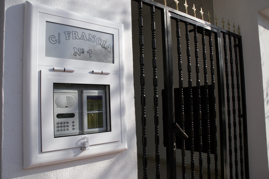 Placa de telefonía viéndose la puerta