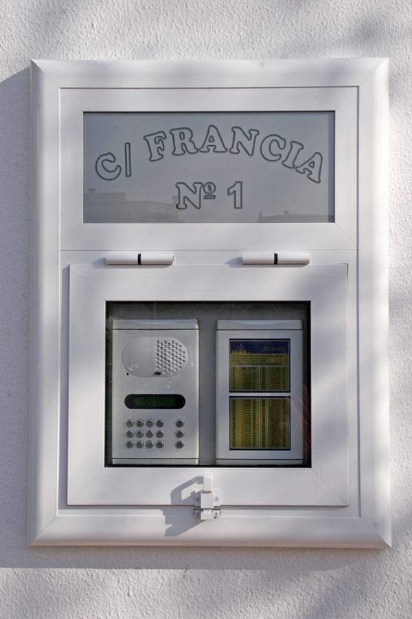 Placa dentro de armario protector personalizado