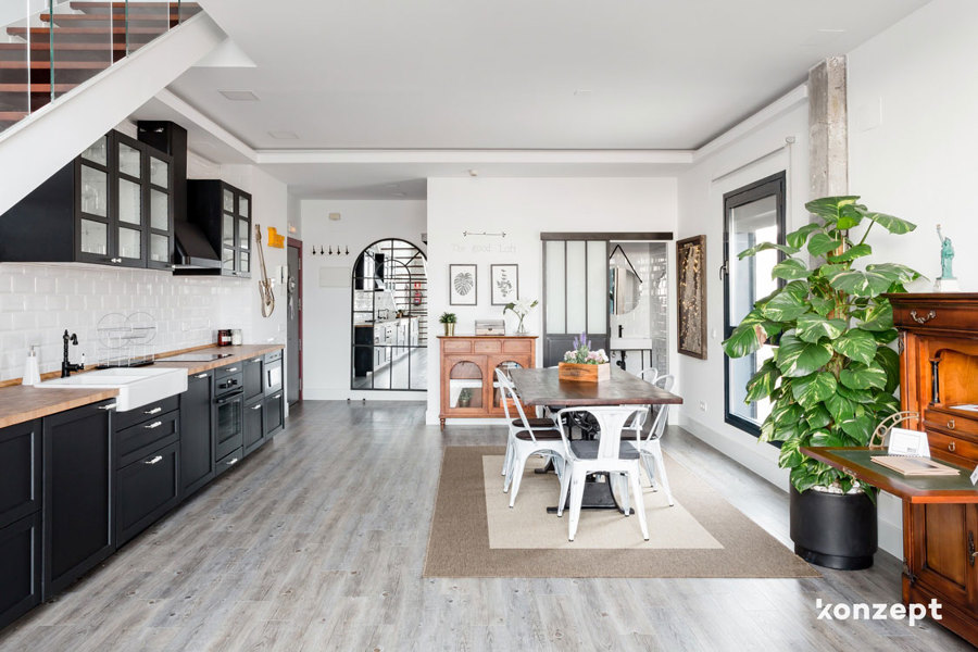 Planta baja con salón, comedor, aseo, hall y cocina