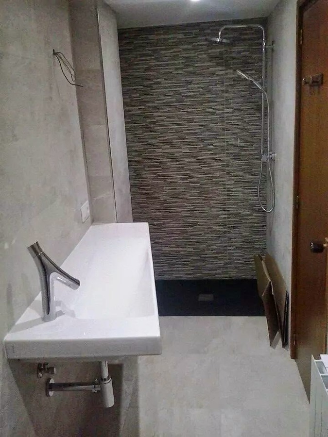 Plat de dutxa a ras de terra