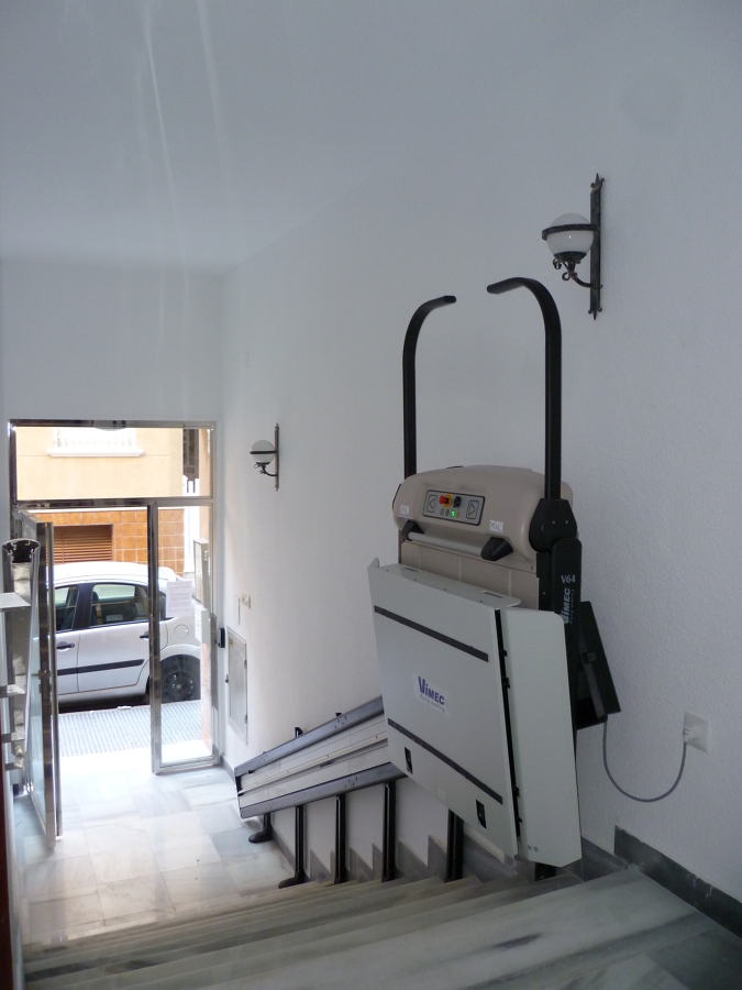 Plataforma salva escalera junto al acceso del edificio