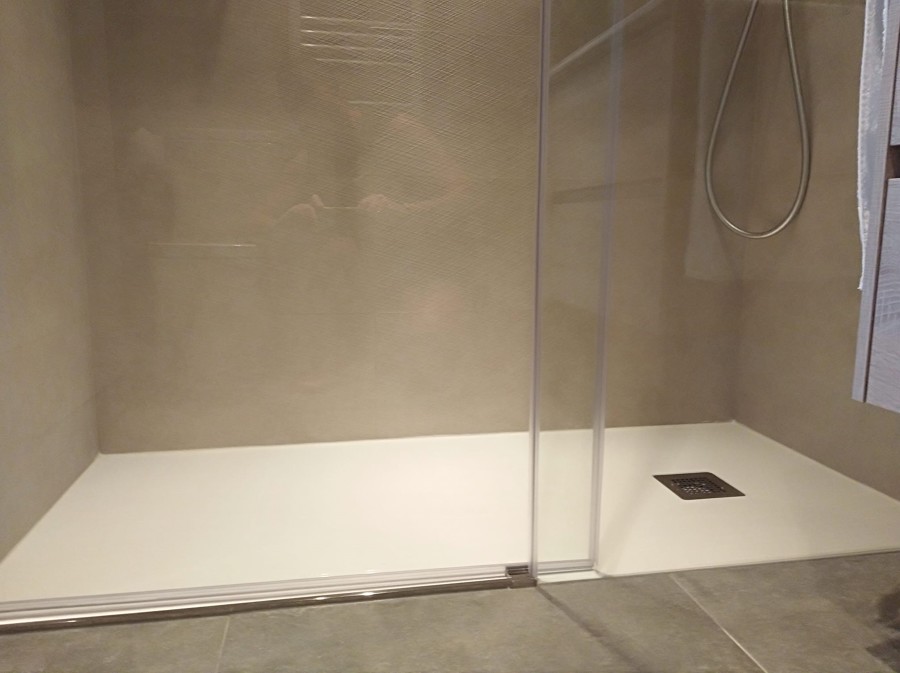 Plato a ras de suelo y mampara