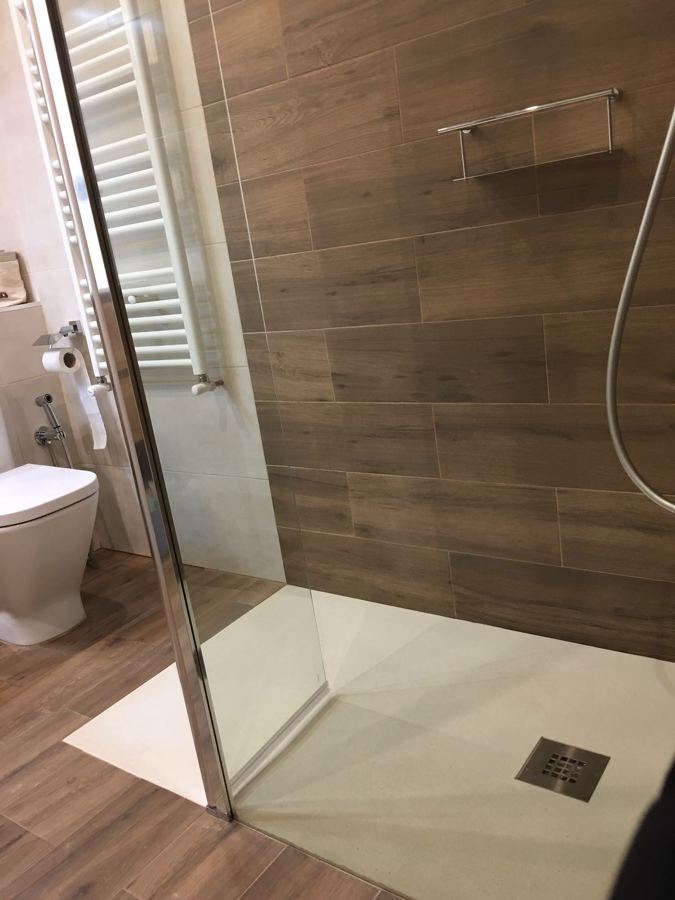 Plato de ducha a ras de suelo + Mampara