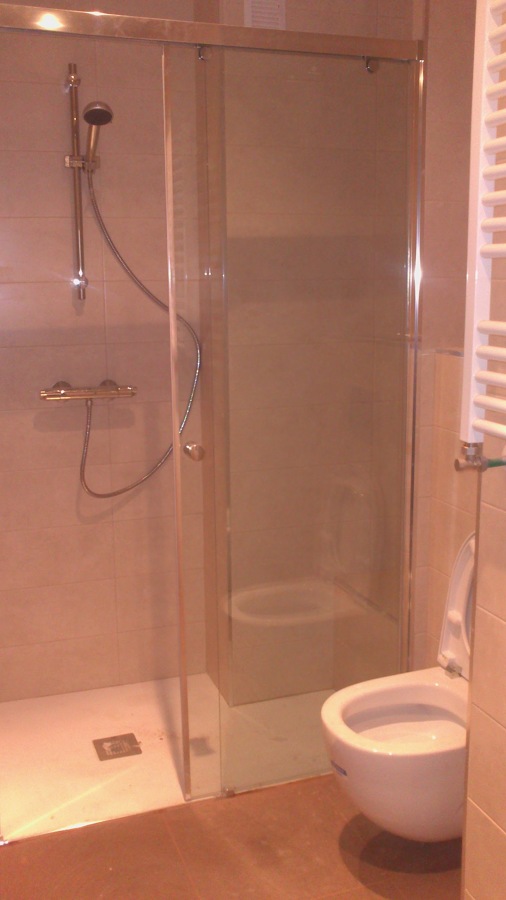 Plato de ducha al nivel del suelo de pared a pared