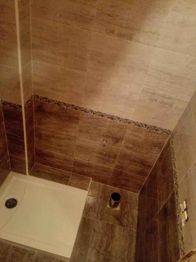 plato de ducha baño gris