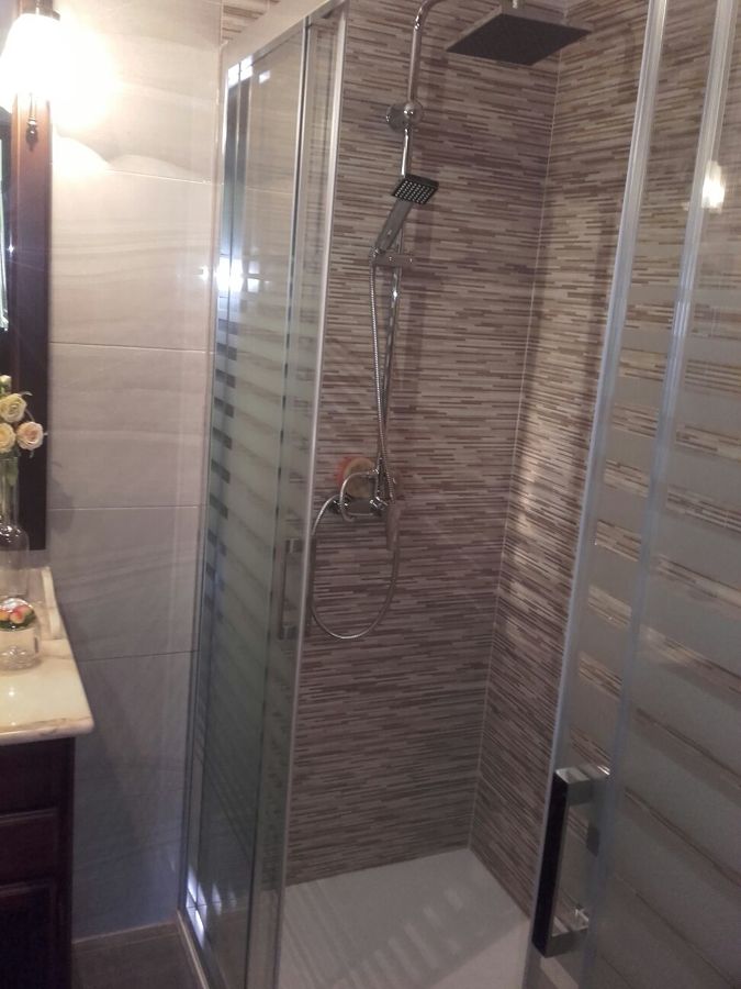 Plato de ducha con la mampara