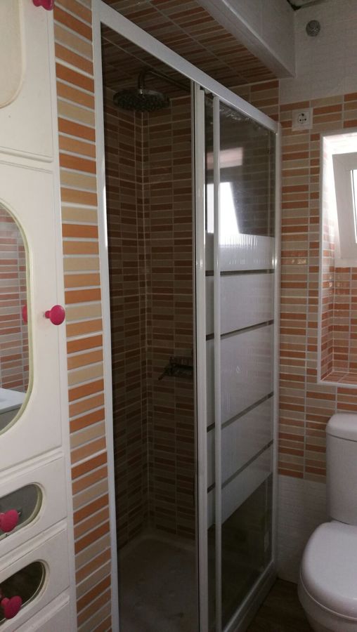 PLATO DE DUCHA CON MAMPARA CORREDERA Y GRIFO DE ALCACHOFA