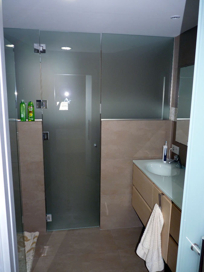 Baño principal con sanitarios independientes