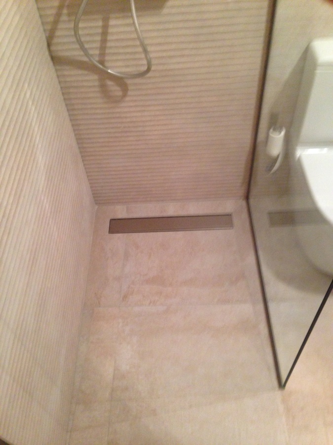 Plato de ducha de obra con rejilla lineal