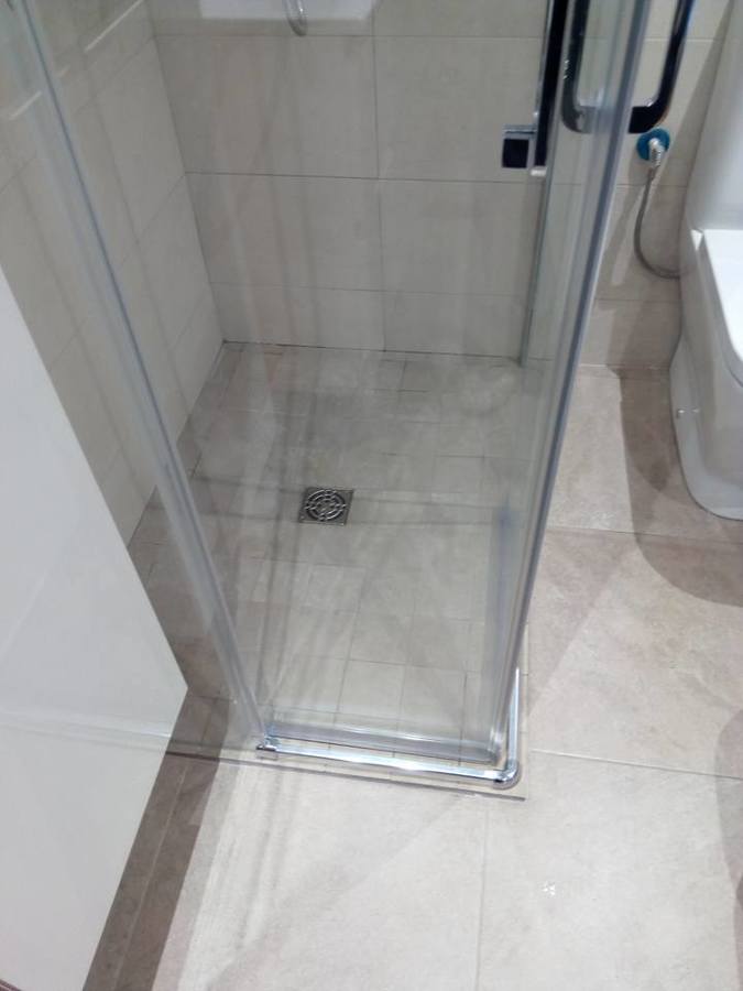 plato de ducha de obra mismo material al pavimento