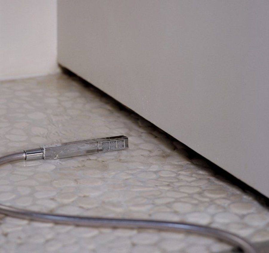 plato de ducha de piedra de rio hecho a medida.