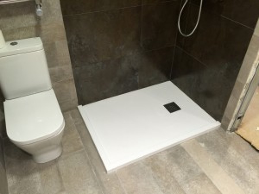 Plato de ducha de resina con marco a dos caras