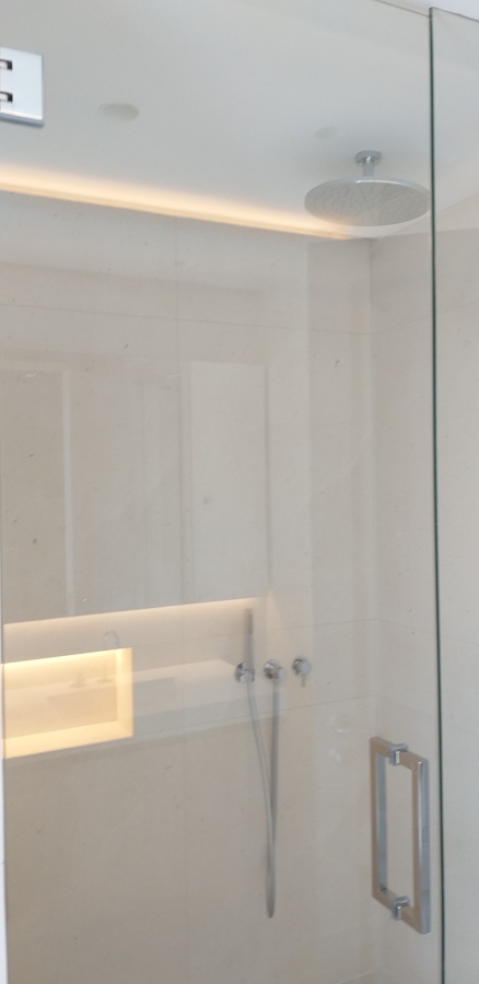 Plato de ducha realizado con hornacina iluminada