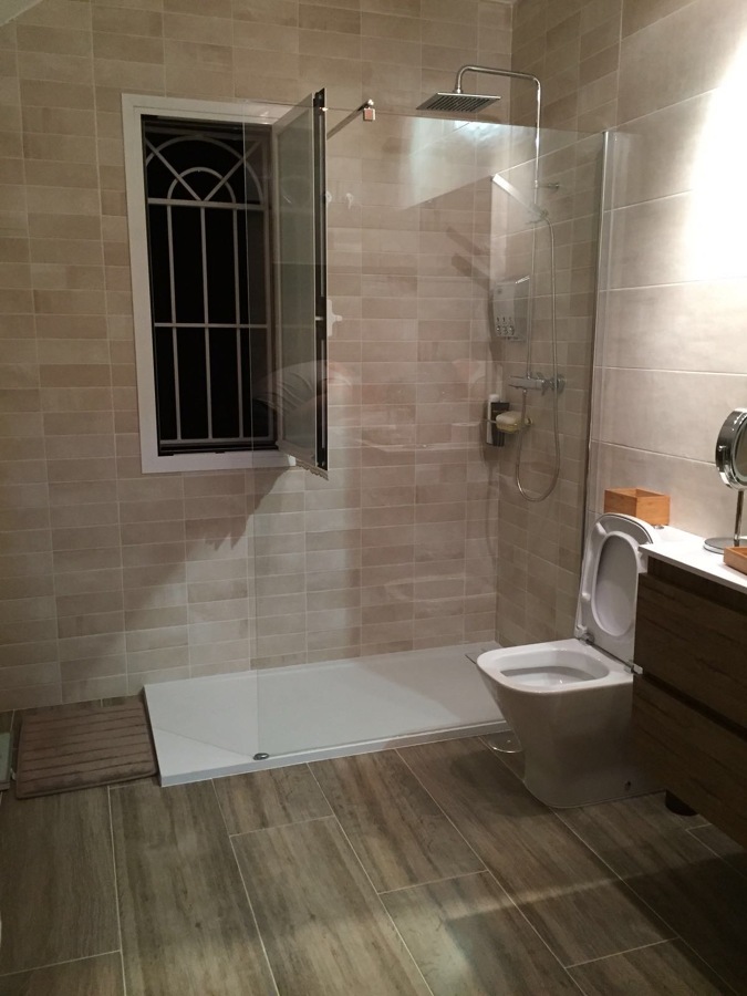 Plato de ducha y mampara.