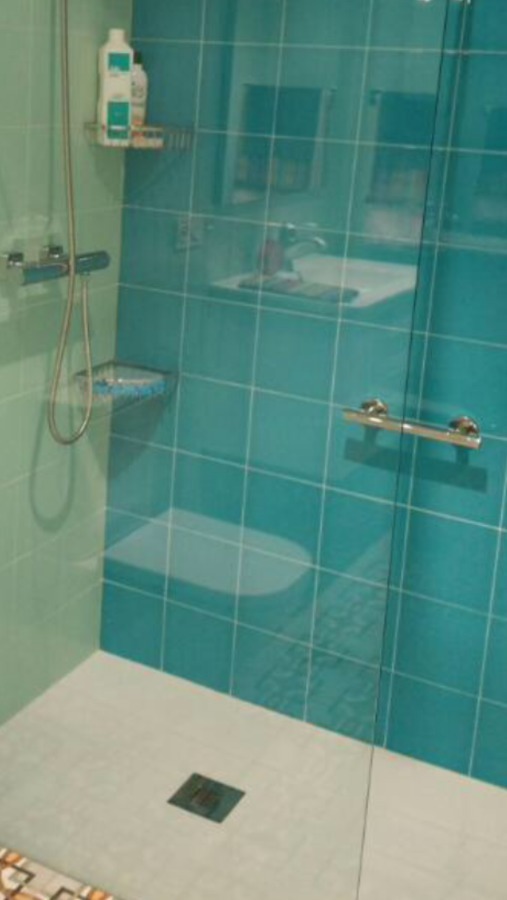 Plato de ducha y mampara con alicatado 