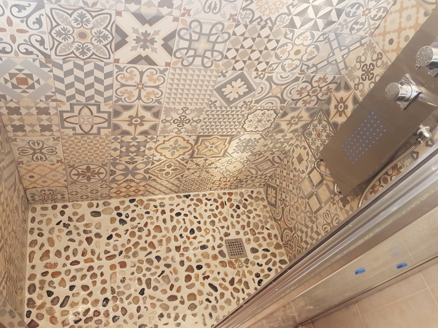 Plato ducha , azulejos y mampara