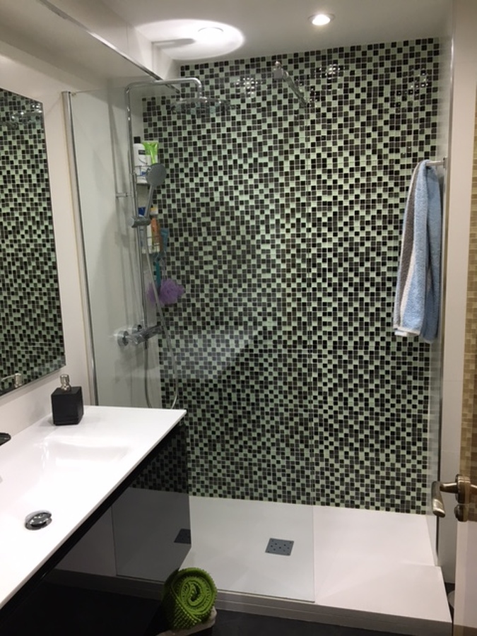 Plato ducha con gresite de cristal.