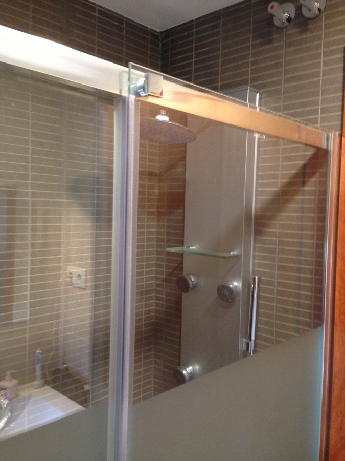 plato ducha con mampara  enchape 