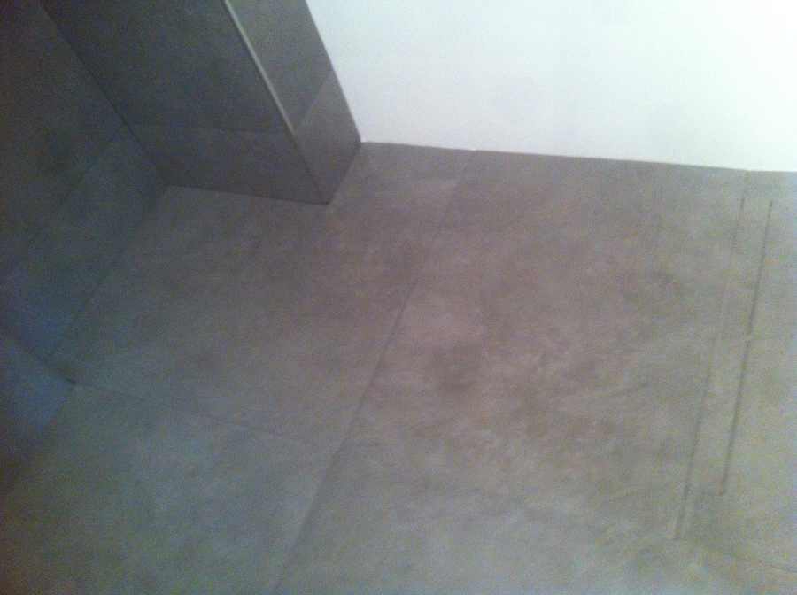 PLATO DUCHA GRIS OSCURO Y COLOCACION MISMO SUELO EN TODO EL BAÑO