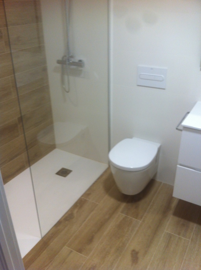 PLATO DUCHA PARTE SUPERIOR A NIVEL DEL PAVIMENTO