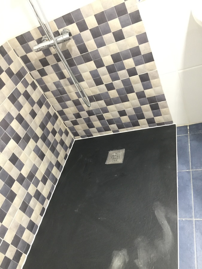 Plato extraplano a ras de suelo.