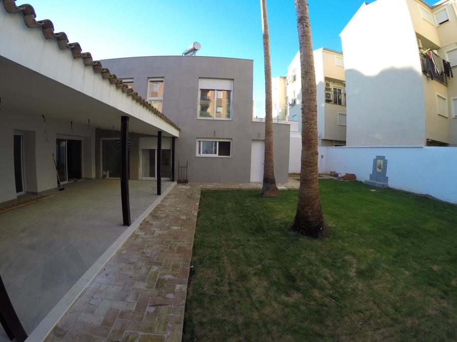 Poco a poco va saliendo cada vez mas cesped,han pasado 2 meses tan solo,una maravilla.