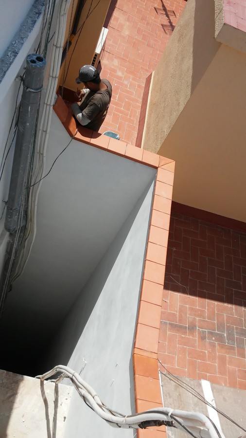 Poniendo cubre muros