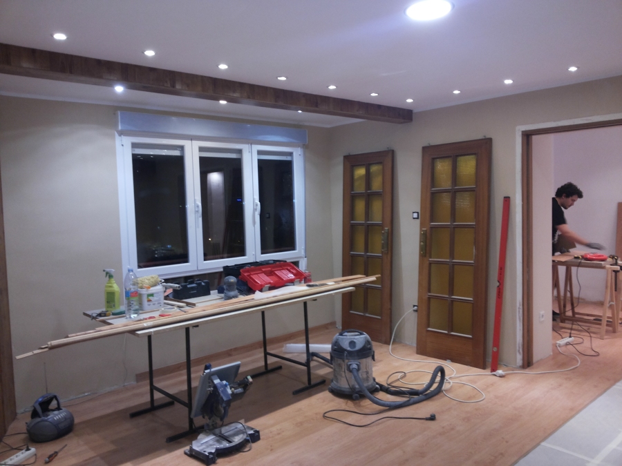 Poniendo el suelo corrido de salón a habitación continua 01