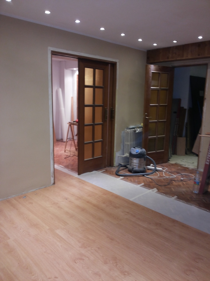 Poniendo el suelo corrido de salón a habitación continua 02