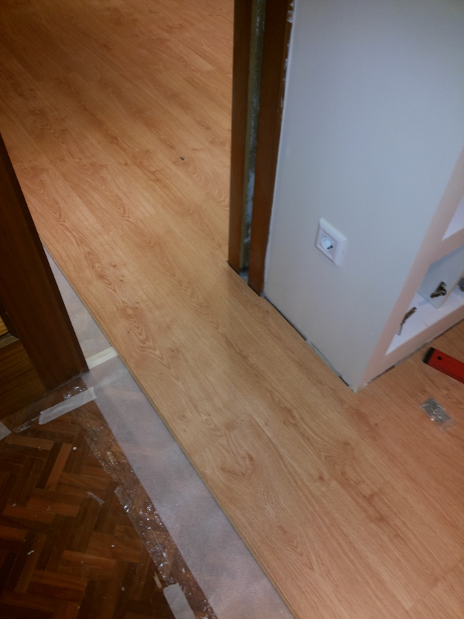 Poniendo el suelo corrido de salón a habitación continua 03