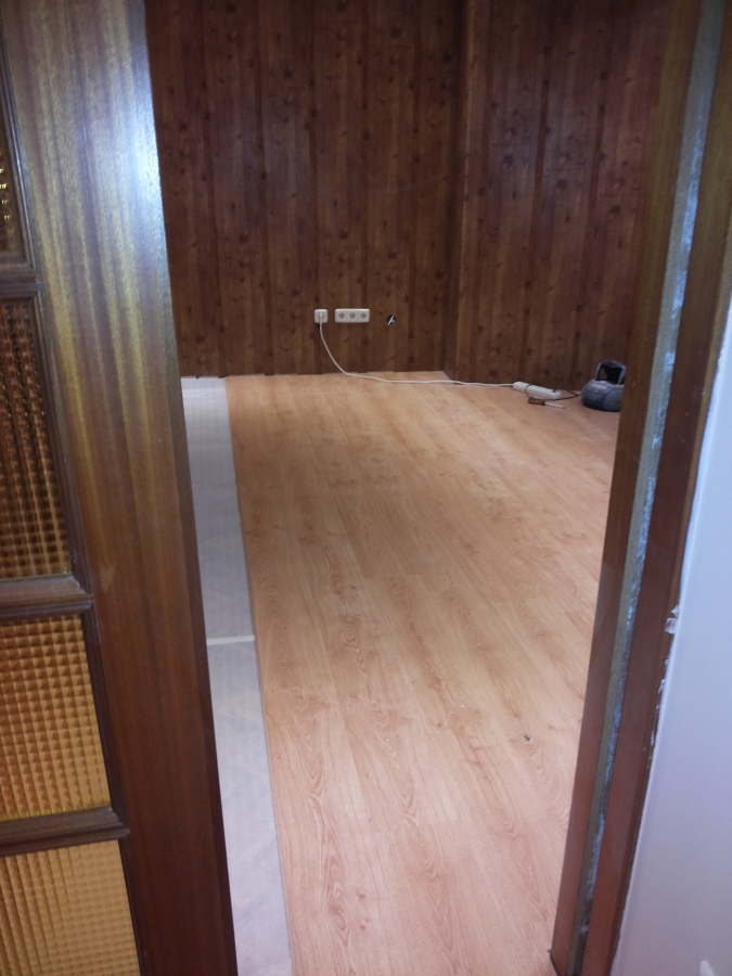 Poniendo el suelo corrido de salón a habitación continua 04